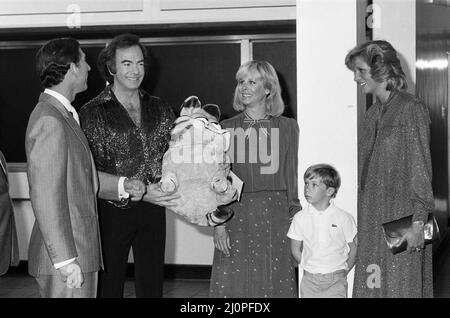 Der Prinz und die Prinzessin von Wales beim Konzert von Neil Diamond im National Exhibition Centre, Birmingham. Die Prinzessin, fast 7 Monate schwanger, wird im Chat mit der Sängerin dargestellt. Das kuschelige „Garfield“-Spielzeug wird für Prinz William von Neil Diamond's sechsjährigem Sohn Micha überreicht. 5.. Juli 1984. Stockfoto