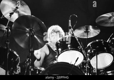 Black Sabbath waren eine englische Rockband, die 1968 in Birmingham von dem Gitarristen und Haupttexter Tony Iommi, dem Bassisten und Haupttexter Geezer Butler, dem Schlagzeuger Bill ward und dem Sänger Ozzy Osbourne gegründet wurde. Black Sabbath werden oft als Pioniere der Heavy Metal Musik zitiert. Die Band hat das Genre mit Veröffentlichungen wie Black Sabbath (1970), Paranoid (1970) und Master of Reality (1971) definiert. Die Band hatte mehrere Line-up-Änderungen, wobei Iommi das einzige ständige Mitglied in ihrer Geschichte war. (Bild) die Heavy Metal-Gruppe Black Sabbath spielt auf ihrer Europatour in Barcelona in einer Stierkampfarena. Dru Stockfoto
