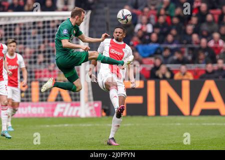 AMSTERDAM, NIEDERLANDE - 20. MÄRZ: Fredrik Aursnes von Feyenoord Rotterdam, Sebastien Haller von Ajax während des niederländischen Eredivisie-Spiels zwischen AFC Ajax und Feyenoord in der Johan Cruijff Arena am 20. März 2022 in Amsterdam, Niederlande (Foto: Peter Lous/Orange Picles) Stockfoto