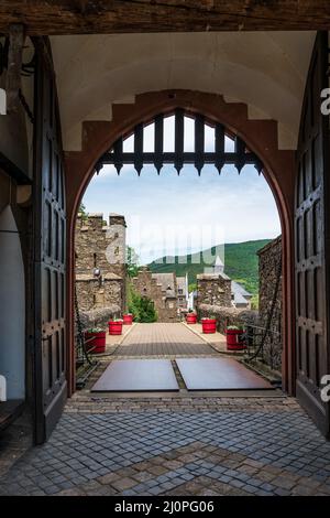 Burgtor auf Schloss Reichenstein Stockfoto