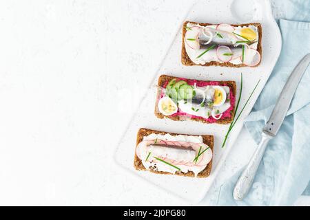 Herzhafte Fischschmorrebrod, fünf traditionelle dänische Sandwiches. Stockfoto