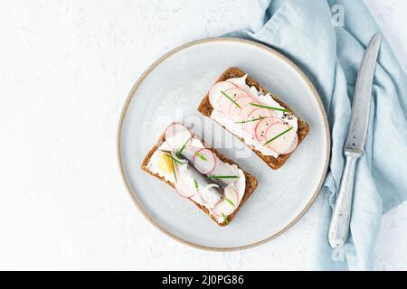 Herzhafte Fischschmorrebrod, fünf traditionelle dänische Sandwiches. Stockfoto