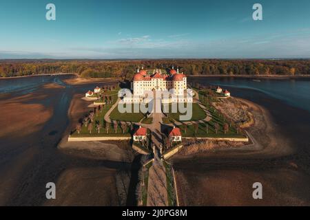 Panoramablick auf Schloss Moritzburg im Herbst Stockfoto