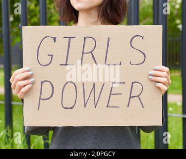 Girl Power Concept. Unkenntlich Person hält Zeichen mit Text über Feminismus Stockfoto