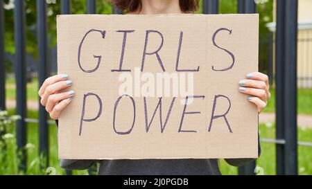 Girl Power Concept. Unkenntlich Person hält Zeichen mit Text über Feminismus Stockfoto