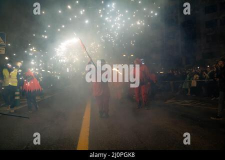 19. März 2022, Valencia, Spanien: Während der Feuerparade in Valencia halten mehrere Menschen, die als Dämonen gekleidet sind, ein Feuerwerk ab. Die Feuerparade (Cavalcada del FOC) ist der Auftakt zur Nacht der Brandung der Fallas (Crema de Fallas). Es ist eine Show aus Licht und Schießpulver, die die Erhöhung des Feuers und seinen Eingang symbolisiert, um der Protagonist der Nacht zu sein, in der die Valencianer Auf Wiedersehen zu ihren Fallas-Denkmälern sagen. Fallas steht für 'faults' (Bildquelle: © Xisco Navarro/SOPA Images via ZUMA Press Wire) Stockfoto