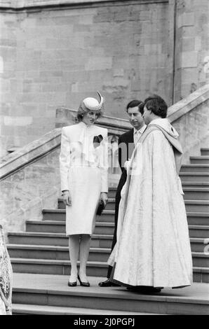 Die königliche Familie, die nach dem Gottesdienst in der St. George's Chapel in Windsor abgebildet ist. Diana, Prinzessin von Wales und Charles, Prinz von Wales. 25.. Dezember 1983. Stockfoto