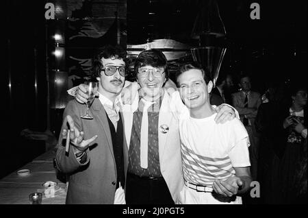 Top of the Pops 1000. Programmparty. Im Bild, von links nach rechts, Steve Wright, Simon Bates und Peter Powell bei der Party im Gardens Night Club in Kensington, London. 5. Mai 1983. Stockfoto