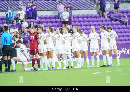 Orlando, Florida, USA, 19. März 2022, Washington Spirit Spieler während der Nationalhymne im Exploria Stadium. (Foto: Marty Jean-Louis) Stockfoto