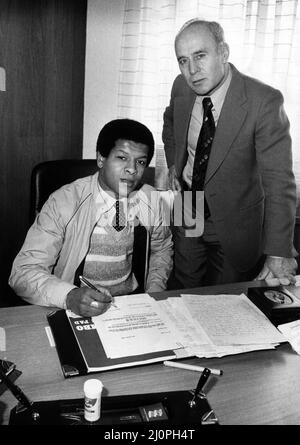 Der neue Fußballspieler von Birmingham City signierte Howard Gayle mit dem Birmingham City Manager Ron Saunders. 14.. Januar 1983. Stockfoto