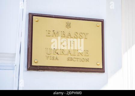 Konsulat der Ukraine, Visumsektionsbüro der Botschaft der Ukraine, in Kensington Park Road, London, Großbritannien. Eingangsschild aus Messing Stockfoto