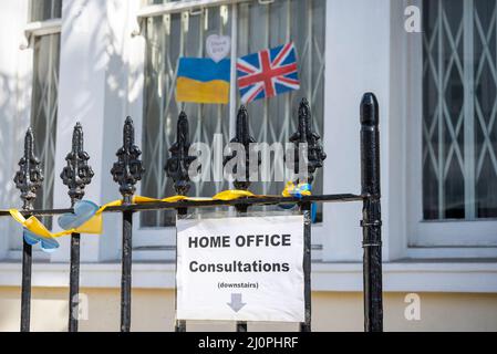 Konsulat der Ukraine, Visumsektionsbüro der Botschaft der Ukraine, in Kensington Park Road, London, Großbritannien. Home Office Konsultationen unterzeichnen Stockfoto