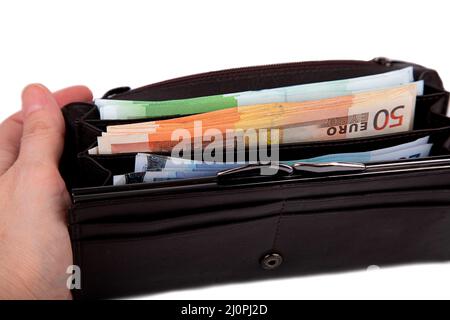 Ein Mann hält eine offene Brieftasche mit Geld auf weißem Hintergrund in Nahaufnahme Stockfoto