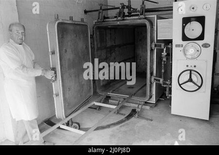 Das Catherine-de-Barnes Isolation Hospital, das sich ständig im Stand befindet, um Pocken zu behandeln. Sie nahmen Patienten zuletzt 1978 während des Pockenausbruchs an der Universität Birmingham auf. Im Bild, in einem Schutzanzug, Hausmeister Herr Leslie Harris. Catherine-de-Barnes, Solihull. 3.. August 1983. Stockfoto