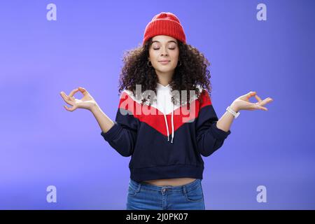 Aufnahme in die Taille, bei der das Mädchen das Nirvana erreicht und sich friedlich und ruhig fühlt, die Hände seitwärts haltend, mit Mudra-Geste, geschlossenen Augen, Mediatin Stockfoto