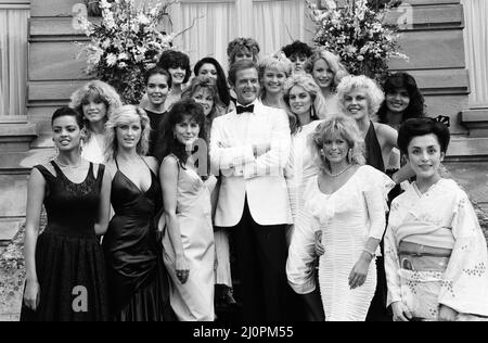 A View to a Kill 1984 James Bond Film, Photocall Outside the Chateau de Chantilly in France, Donnerstag, 16.. August 1984, Roger Moore als James Bond, MI6 Agent 007 mit Bond Girls. Stockfoto