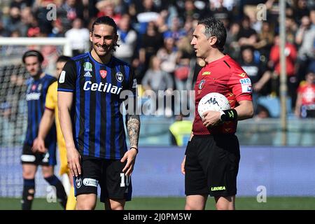 Pisa, Italien. 20. März 2022. Ernesto Torregrossa (Pisa) und der Schiedsrichter Gianluca Aureliano während AC Pisa vs AS CITTADELLA, Italienische Fußball Serie B Spiel in Pisa, Italien, März 20 2022 Kredit: Unabhängige Fotoagentur/Alamy Live News Stockfoto