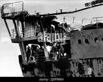 Der RFA Sir Tristram tritt nach einer 8.000 Meilen langen Rettungsaktion nach dem Falklandkonflikt in den Fluss Tyne ein. An Bord waren eine Handvoll Schiffsreparaturarbeiter, die eine ausführliche Untersuchung der Schäden am Schiff am Wallsend Slipway durchführen sollten. 15.. Juni 1983 Stockfoto