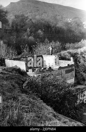 Der alte Brunnen, hinter dem Bowling-Grün am Taffs-Brunnen, verkommt jetzt und ist vernagelt. 22.. November 1983. Stockfoto