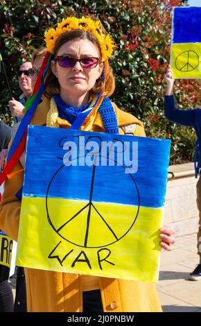 Bournemouth, Dorset, Großbritannien. 20.. März 2022. Menschen in Bournemouth und Studenten der Bournemouth University zeigen ihre Unterstützung für die Solidarität mit der Antikriegsbewegung, vereinen sich mit Menschen auf der ganzen Welt für Frieden und fordern ein Ende des Krieges in der Ukraine. Quelle: Carolyn Jenkins/Alamy Live News Stockfoto