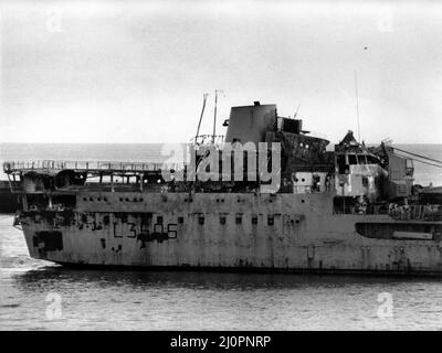 Der RFA Sir Tristram tritt nach einer 8.000 Meilen langen Rettungsaktion nach dem Falklandkonflikt in den Fluss Tyne ein. An Bord waren eine Handvoll Schiffsreparaturarbeiter, die eine ausführliche Untersuchung der Schäden am Schiff am Wallsend Slipway durchführen sollten. 15.. Juni 1983 Stockfoto