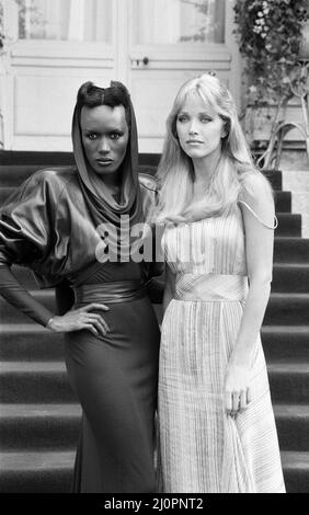 A View to a Kill 1984 James Bond Film, Photocall outside the Chateau de Chantilly in France, Donnerstag, 16.. August 1984, Tanya Roberts als Stacey Sutton und Grace Jones als May Day. Stockfoto