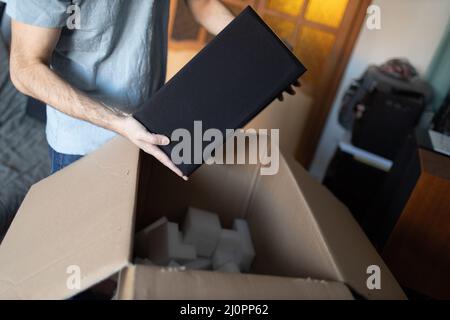 Erwachsener Mann Kleinunternehmen Besitzer Verpackung Verpackung Paket Versand an Kunden. Unternehmer Verpackung Box für die Lieferung zu Hause Stockfoto