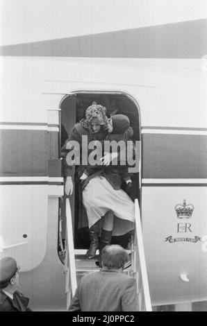 Ihre Königliche Hoheit Prinzessin Diana, die Prinzessin von Wales, kommt mit ihrem Sohn Prinz William nach Aberdeen. Ein Schneesturm, gail Force Winde und Hagel trafen die königliche Mutter und Sohn bei ihrer Ankunft Bild aufgenommen am 2.. März 1984 Stockfoto