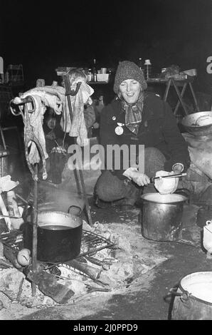 Mary Millington, eine der Protestierenden des gemeinsamen Frauenfriedenslagers von Greenham, hat hier beim Vorbereiten des Abendessens gesehen. Die Frauen protestieren gegen die Entscheidung der Regierung, 96 Marschflugkörper dort stationieren zu lassen. 1.. Januar 1983 Stockfoto