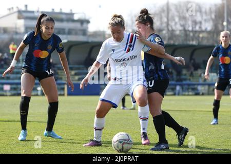 Mailand, Italien. 20. März 2022. Stefania Tarenzi (UC Sampdoria) wird von Flaminia Simonetti (FC Internazionale) während des Spiels Inter - FC Internazionale gegen UC Sampdoria, Italienischer Fußball Serie A Frauen in Mailand, Italien, März 20 2022, herausgefordert.Quelle: Independent Photo Agency/Alamy Live News Stockfoto