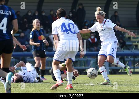 Dominika Conc (UC Sampdoria) schießt den Ball während des Spiels Inter - FC Internazionale gegen UC Sampdoria, italienischer Fußball Serie A Frauen in Mailand, Italien, März 20 2022 Stockfoto