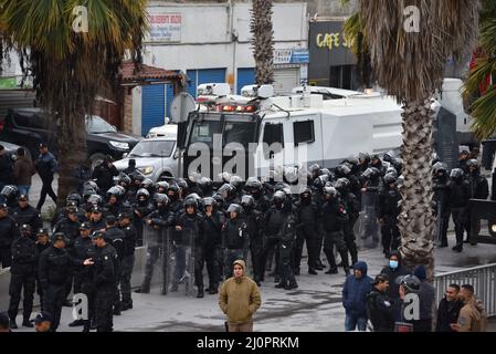 Tunis, Tunesien. 20. März 2022. TUNIS, TUNESIEN – 20. MÄRZ: Demonstranten halten tunesische Nationalflaggen während eines Protestes gegen die Beschlagnahme der Regierungsgewalt durch den tunesischen Präsidenten Kais Saied während des 66.. Jahrestages der Unabhängigkeit Tunis in Tunis, Tunesien am 20. März 2022 beendete Frankreich in BARDO, 5 km vom Stadtzentrum entfernt, sein Protektorat über Tunesien am 20. März 1956. (Foto von Jdidi Wassim/Sipa USA) Quelle: SIPA USA/Alamy Live News Stockfoto