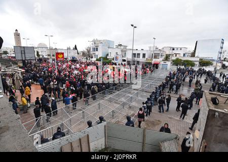 Tunis, Tunesien. 20. März 2022. TUNIS, TUNESIEN – 20. MÄRZ: Demonstranten halten tunesische Nationalflaggen während eines Protestes gegen die Beschlagnahme der Regierungsgewalt durch den tunesischen Präsidenten Kais Saied während des 66.. Jahrestages der Unabhängigkeit Tunis in Tunis, Tunesien am 20. März 2022 beendete Frankreich in BARDO, 5 km vom Stadtzentrum entfernt, sein Protektorat über Tunesien am 20. März 1956. (Foto von Jdidi Wassim/Sipa USA) Quelle: SIPA USA/Alamy Live News Stockfoto