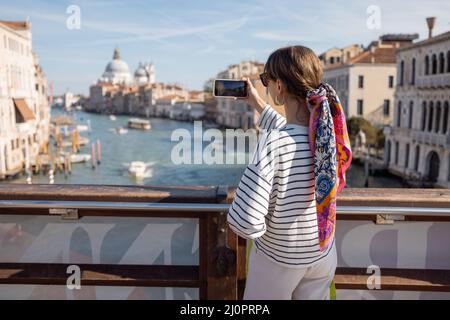Frau, die in Venedig unterwegs ist Stockfoto