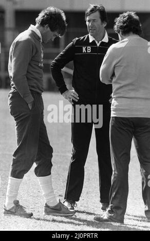 Keith Burkinshaw Tottenham Hotspur Manager im Bild mit Glenn Hoddle Fußballspieler (l) und Mike Varney Physiotherapeut (r) nach dem Training am 1984. April. Keith Burkinshaw hat kürzlich angekündigt, dass er nach 8 Jahren im Klub als Manager von Spurs zurücktreten wird. Stockfoto