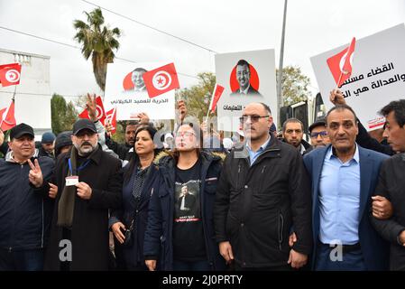 Tunis, Tunesien. 20. März 2022. TUNIS, TUNESIEN – 20. MÄRZ: Demonstranten halten tunesische Nationalflaggen während eines Protestes gegen die Beschlagnahme der Regierungsgewalt durch den tunesischen Präsidenten Kais Saied während des 66.. Jahrestages der Unabhängigkeit Tunis in Tunis, Tunesien am 20. März 2022 beendete Frankreich in BARDO, 5 km vom Stadtzentrum entfernt, sein Protektorat über Tunesien am 20. März 1956. (Foto von Jdidi Wassim/Sipa USA) Quelle: SIPA USA/Alamy Live News Stockfoto