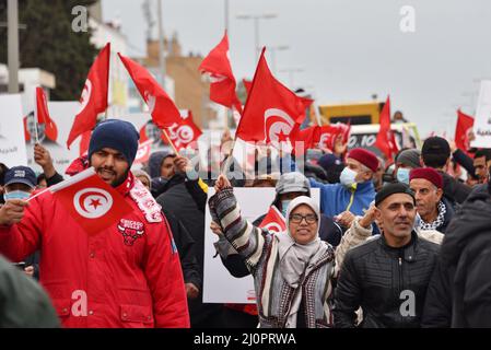 Tunis, Tunesien. 20. März 2022. TUNIS, TUNESIEN – 20. MÄRZ: Demonstranten halten tunesische Nationalflaggen während eines Protestes gegen die Beschlagnahme der Regierungsgewalt durch den tunesischen Präsidenten Kais Saied während des 66.. Jahrestages der Unabhängigkeit Tunis in Tunis, Tunesien am 20. März 2022 beendete Frankreich in BARDO, 5 km vom Stadtzentrum entfernt, sein Protektorat über Tunesien am 20. März 1956. (Foto von Jdidi Wassim/Sipa USA) Quelle: SIPA USA/Alamy Live News Stockfoto