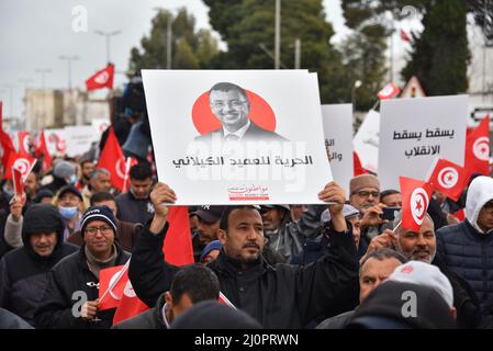 Tunis, Tunesien. 20. März 2022. TUNIS, TUNESIEN – 20. MÄRZ: Demonstranten halten tunesische Nationalflaggen während eines Protestes gegen die Beschlagnahme der Regierungsgewalt durch den tunesischen Präsidenten Kais Saied während des 66.. Jahrestages der Unabhängigkeit Tunis in Tunis, Tunesien am 20. März 2022 beendete Frankreich in BARDO, 5 km vom Stadtzentrum entfernt, sein Protektorat über Tunesien am 20. März 1956. (Foto von Jdidi Wassim/Sipa USA) Quelle: SIPA USA/Alamy Live News Stockfoto