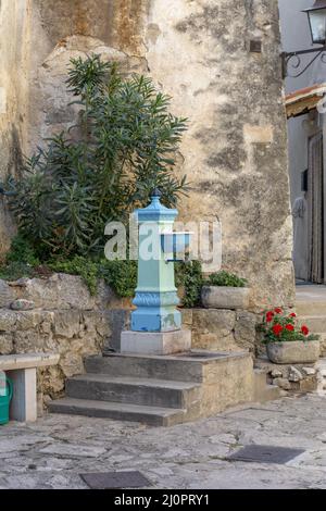 Blaue antike Wassersäule mit Wasserhahn. Alte alte alte alte Wasserhahn in Moscenice. Kroatien. Stockfoto