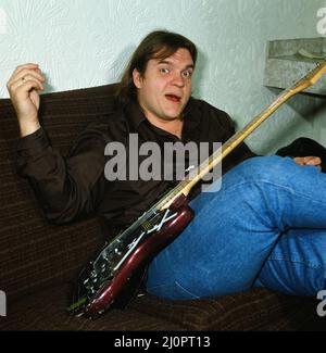 Musiker Meat Loaf spielt Gitarre. September 1983. Stockfoto