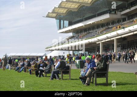 Tag 1 des Cheltenham Festivals auf der Cheltenham Rennbahn. Die Tore öffnen sich und die Menschenmassen stürzen ein Bild von Mikal Ludlow Photography Tel; 078 Stockfoto