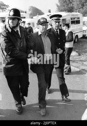 Miners Strike 1984 - 1985, Abgebildet. Der Anführer der Bergleute, Arthur Scargill, wurde auf einer Streikposten-Linie verhaftet, als er am Mittwoch, den 30.. Mai 1984, 30 Streikposten gegen die Tore der Kokerei Orgreave in der Nähe von Sheffield, Yorkshire, führte. Am 6.. März 1984 gab das National Coal Board bekannt, dass die Vereinbarung, die nach dem Streik von 1974 erzielt wurde, obsolet geworden sei und dass sie zur Rationalisierung der staatlichen Subventionierung der Industrie beabsichtige, 20 Kohlebergwerke mit einem Verlust von 20.000 Arbeitsplätzen zu schließen, Und viele Gemeinden im Norden Englands sowie in Schottland. Am 12.. März 1984 erklärte Arthur Scargill, Präsident der NUM, die Stockfoto