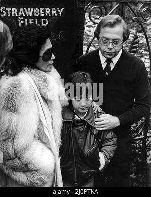 Yoko Ono und ihr Sohn Sean Lennon besuchen Strawberry Field in Liverpool. Sie sind mit David Botting abgebildet. 24.. Januar 1984. Stockfoto