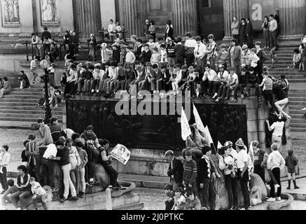 Massen von Liverpool-Fans versammelten sich auf dem Centoph vor der St. George's Hall im Stadtzentrum von Liverpool, um ihre Helden nach ihrem Sieg als Roma im Finale der Europameisterschaft zu begrüßen.das Spiel, das in einem Unentschieden von 1-1 endete, wurde zu Gunsten Liverpools über Strafen entschieden. Mai 1984. Stockfoto