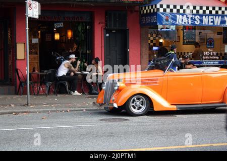 Nahaufnahme eines orangefarbenen Oldtimers, das auf der Straße geparkt wurde Stockfoto