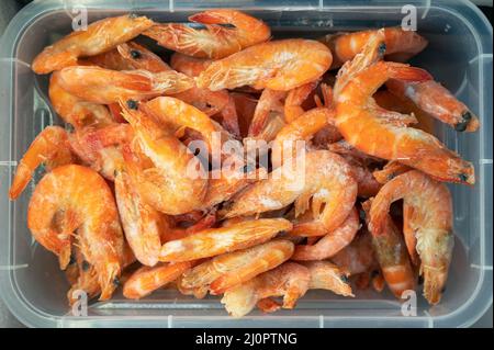 Gefrorene Garnelen im Kühlschrank auf dem Fischmarkt. Stockfoto