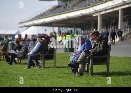 Tag 1 des Cheltenham Festivals auf der Cheltenham Rennbahn. Die Tore öffnen sich und die Menschenmassen stürzen ein Bild von Mikal Ludlow Photography Tel; 078 Stockfoto