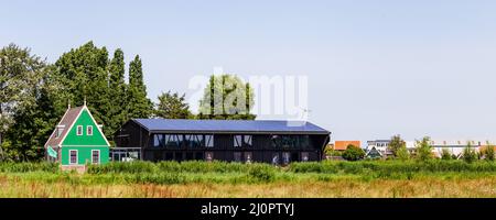 Zaanstad, Niederlande - 18. Juli 2021: Panorama mit traditionellem holländischem Haus und Museumsgebäude in Zaanse Schans Village in Zaanstad Nordholland, Niederlande Stockfoto