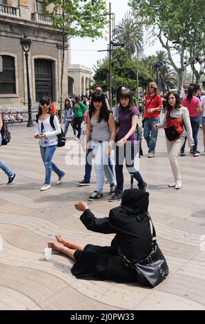 Eine Bettlerin in Las Ramblas, Barcelona, Spanien. Stockfoto