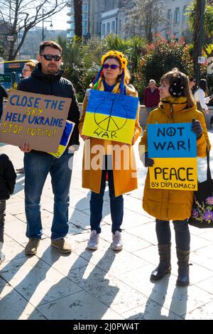 Bournemouth, Dorset, Großbritannien. 20.. März 2022. Menschen in Bournemouth und Studenten der Bournemouth University zeigen ihre Unterstützung für die Solidarität mit der Antikriegsbewegung, vereinen sich mit Menschen auf der ganzen Welt für Frieden und fordern ein Ende des Krieges in der Ukraine. Quelle: Carolyn Jenkins/Alamy Live News Stockfoto